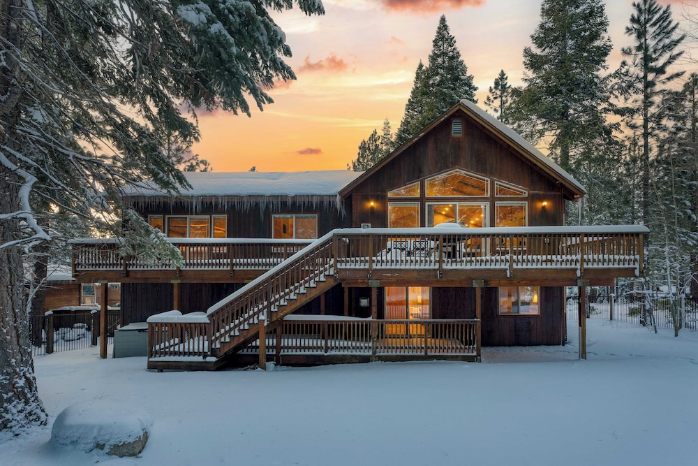 Cherry Hills Spacious Tahoe Cabin With Deck, Fireplace & Open Interiors