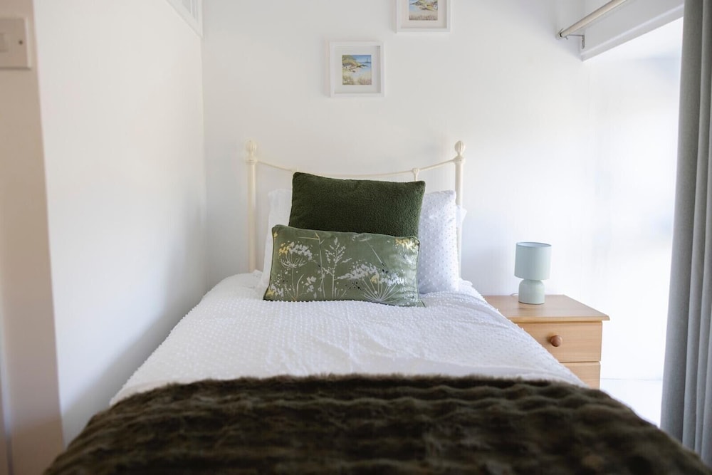 4 Guests - Pet Friendly - Fireplace - Parking