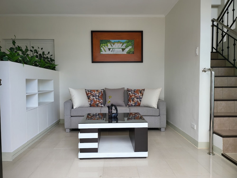 Rooms R Us - Evangelista view 2