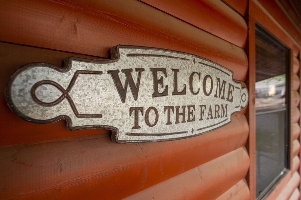Hillsboro Vacations - Cabin 3 Rental 15 Minutes From Magnolia and Baylor - Property Image 2