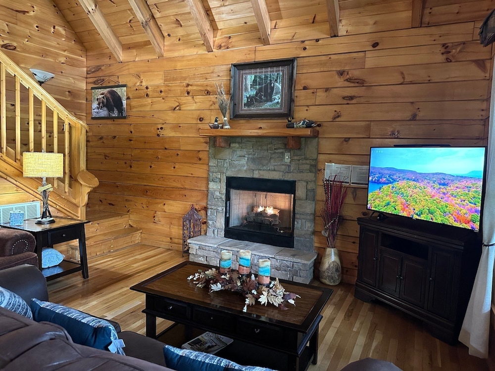 Chillin N Grillin 2 Bedroom Cabin
