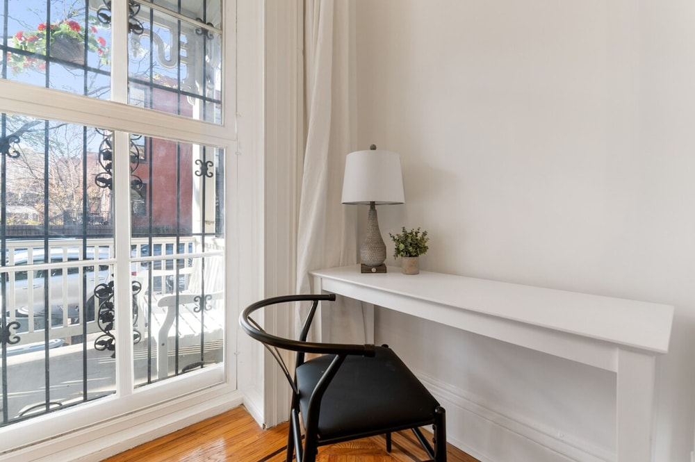 Adelphi I 3BR Ft Greene w Backyard Patio Porch