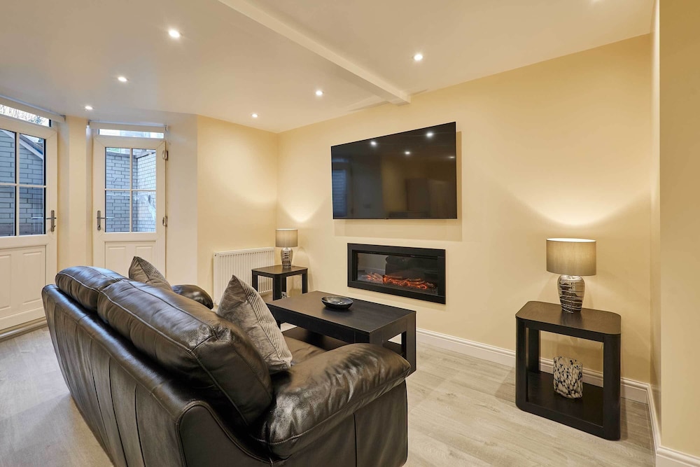 Host Stay Ross View Basement Apartment