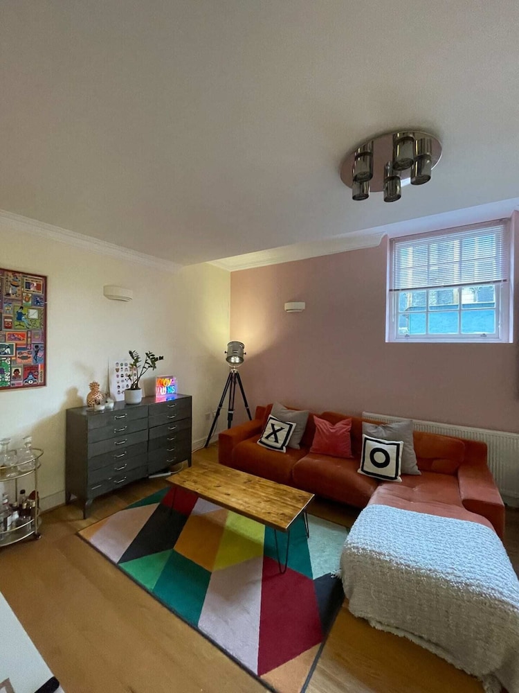 Chic Victorian Flat in Private Estate - Mile End!