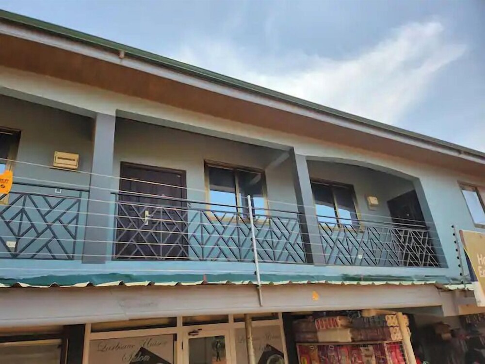 Beautiful Cozy 2 Bed Near Highway