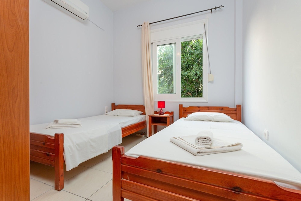 Villa Giannis Large Private Pool Walk to Beach A C Wifi Car Not Required Eco-friendly - 2088 photo 4