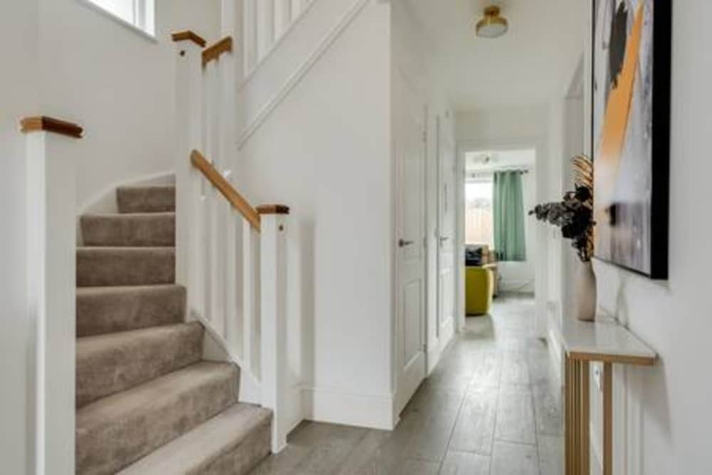 Stylish 4-br House With 3 Ensuite Free Parking