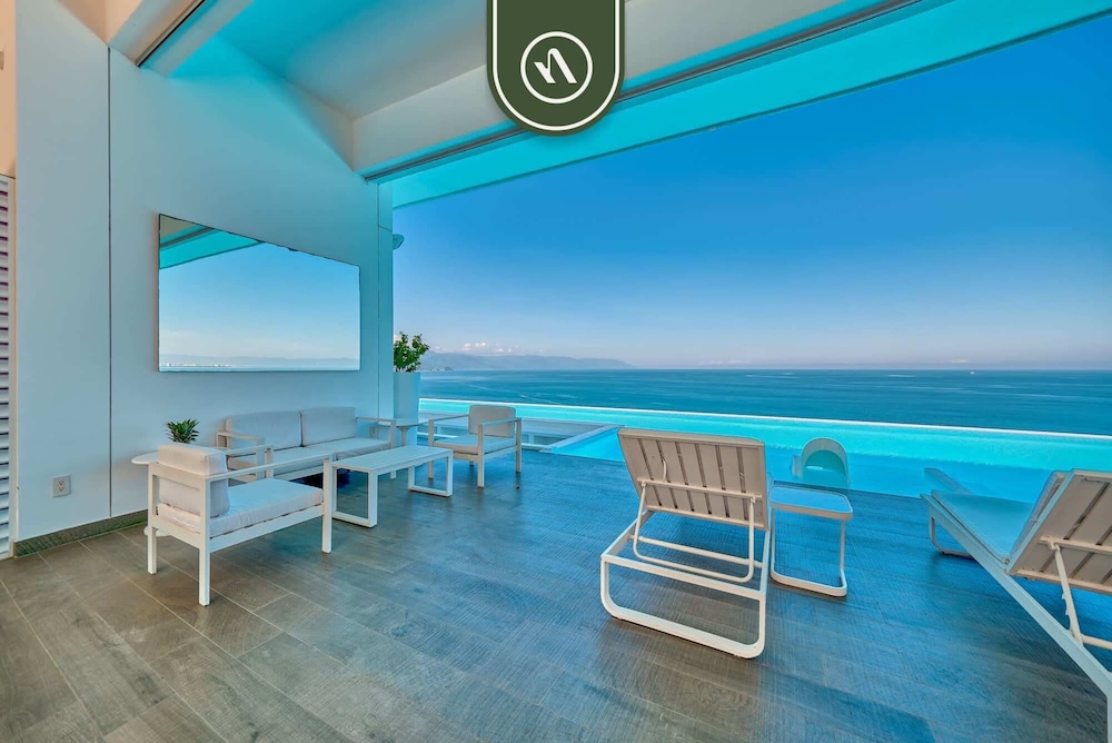 Luxurious 2 BR Condo - Oceanfront - Infinity Pools
