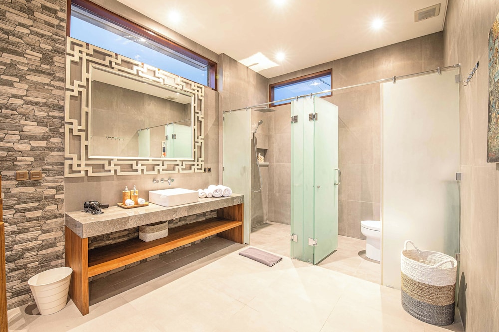 Luxury 5-bedroom Canggu Beach Villa With Scenic Ri