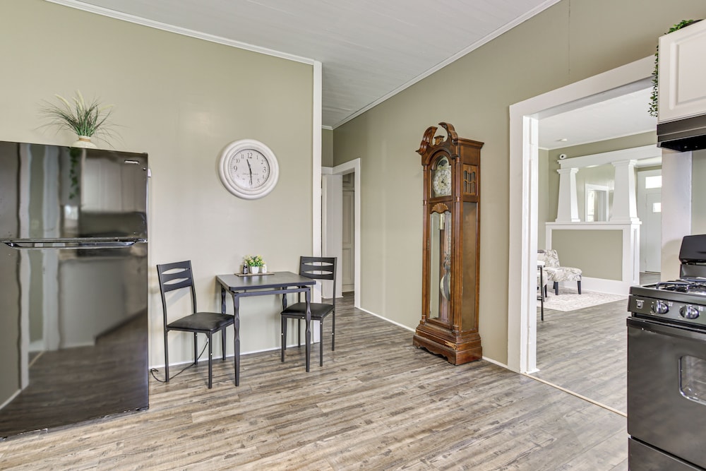 Walk to Restaurants & Shops: Dtwn Franklin Retreat