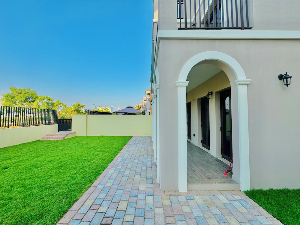 Venduras - Spacious 4BR Villa in La Mer