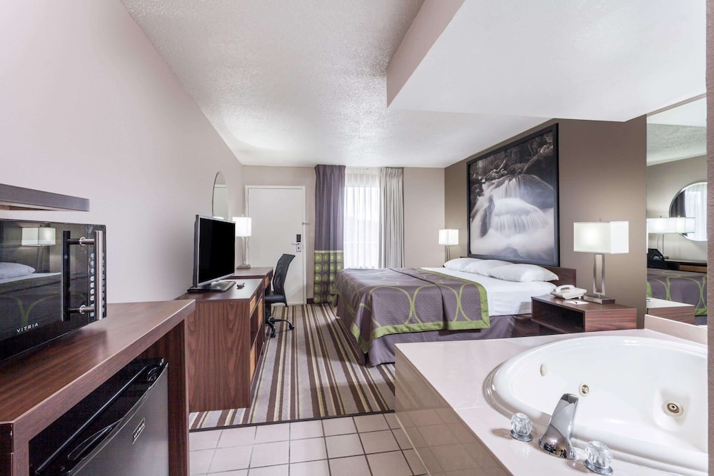 Super 8 by Wyndham Pigeon Forge Dollywood Lane - Property Image 20