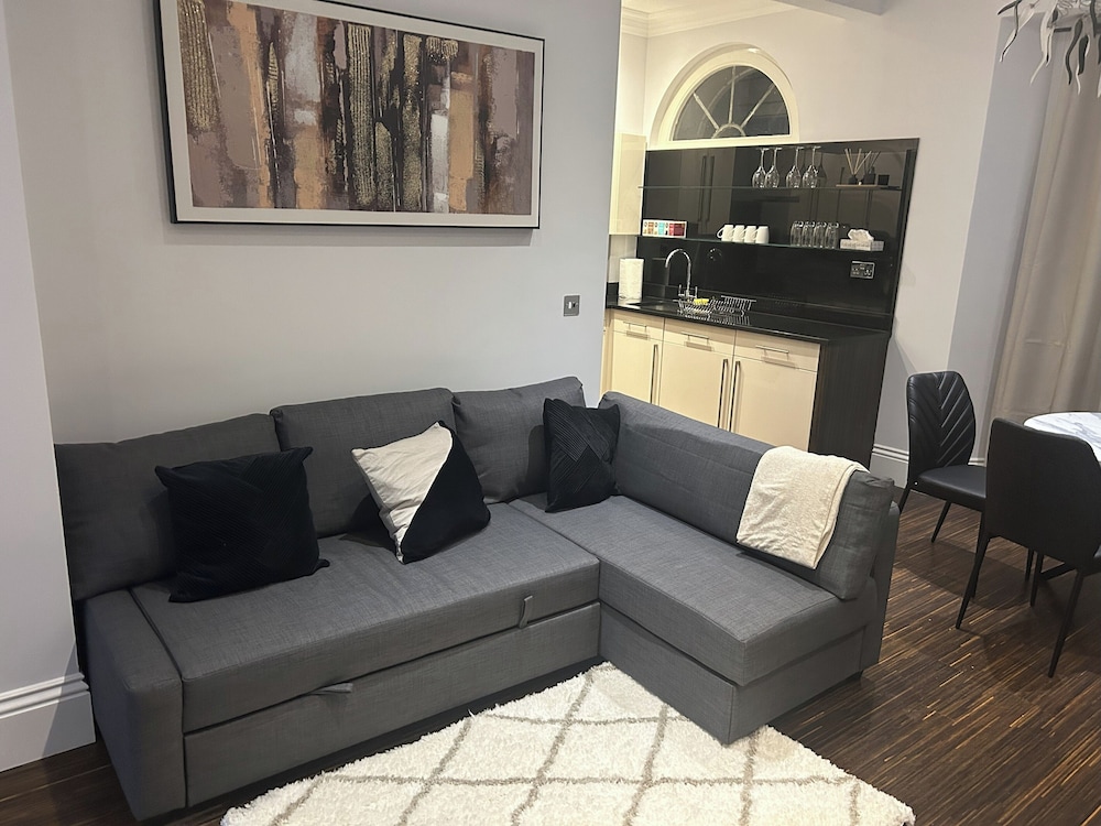Central Apartment - Sleeps 6 & Near Station