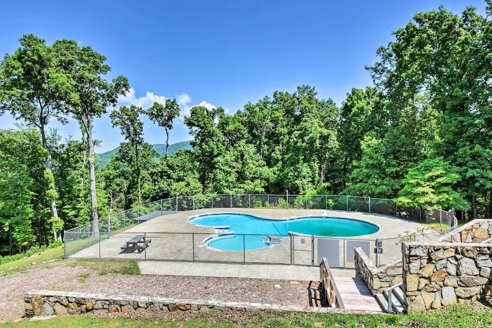Hot Tub, Decks & 2 Kitchens: Mtn-view Jasper Gem!
