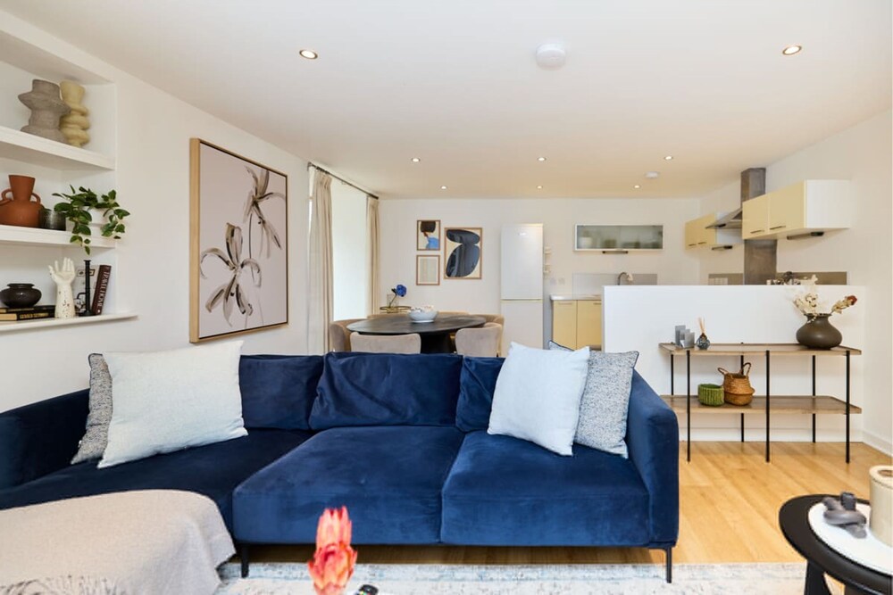 The Gwendolen Retreat - Inviting 2bdr Apartment With Balcony