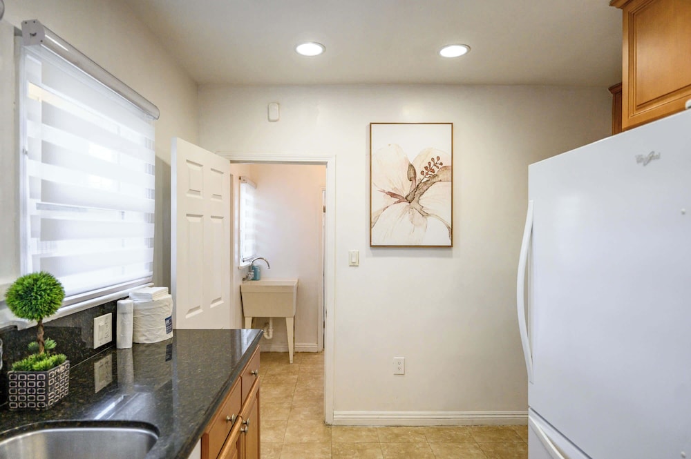 Cozy Home Near LA With Full Kitchen Laundry