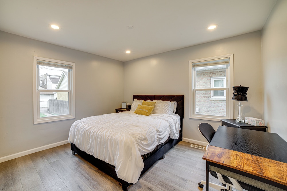 4 Mi to Lake Michigan: East Chicago Home w/ Grill