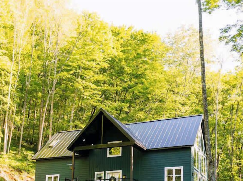 The Greenhouse With Indoor Slide Close to Hocking Hills
