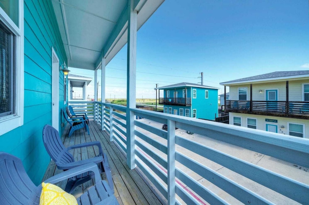 Sleeps 24, 2 Homes 2blocks to the Beach, Pool, Game Room, Patio w/ Outdoor Bar
