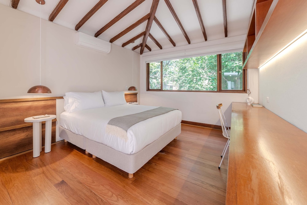 w Incredible 5BR House w Jacuzzi in El Poblado