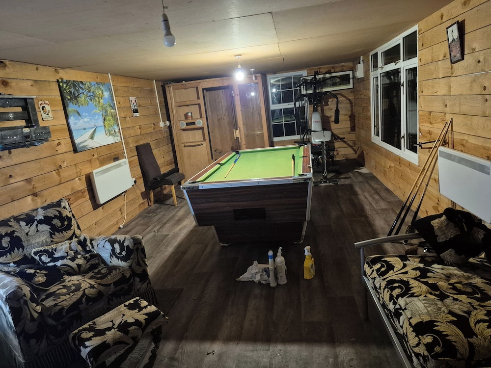 Hawick - House - Sleeps 9 - Hot Tub