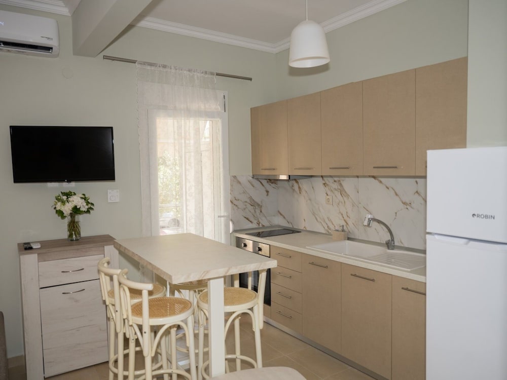 Zoe Seaview Apartment by Rentalspro