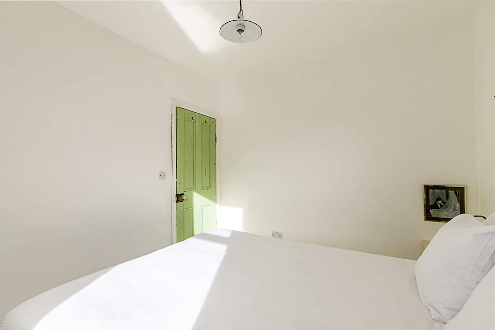Hackney - Victoria Park: Generous 2 Bed Terrace