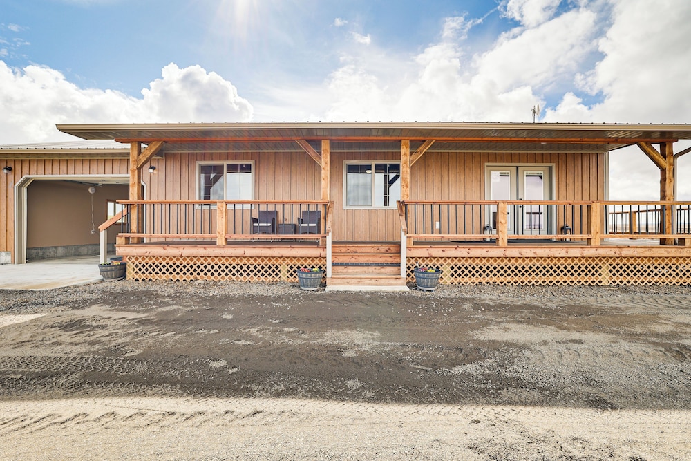 Wraparound Deck: Newly Built Home in Grangeville!
