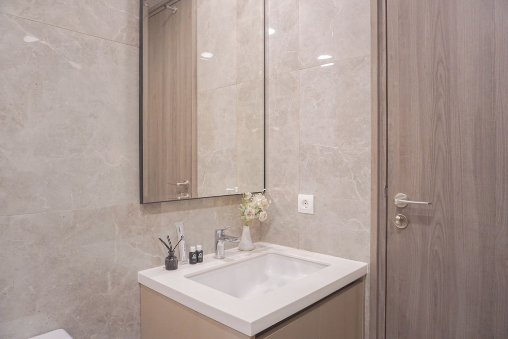 Modern Designed And Strategic 1Br Apartment Arumaya Residence