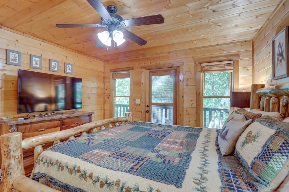 Lightning Bug Lodge at Coosawattee River Resort! view 5