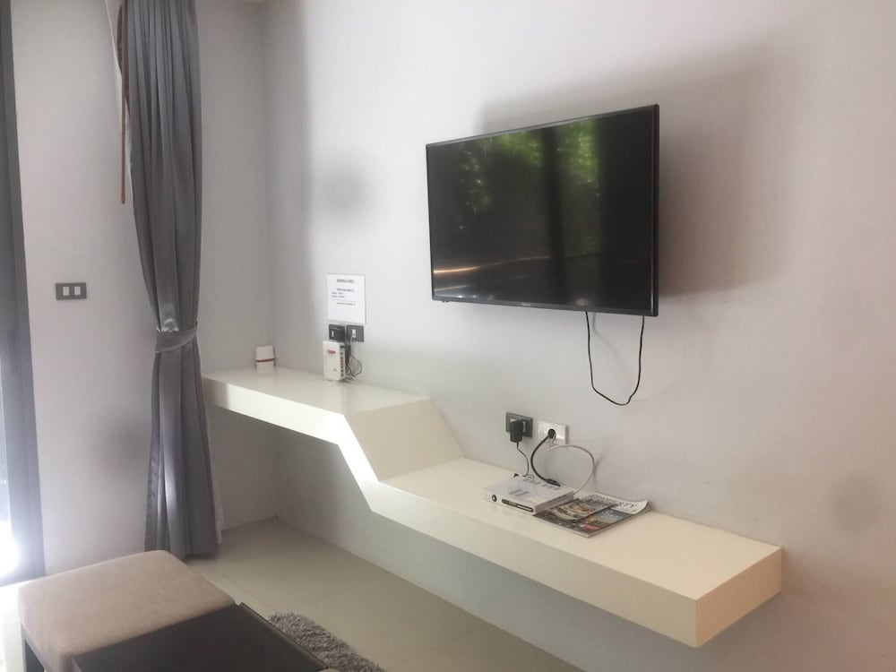 Emerald 211 - Studio With Balcony and Shared Pool