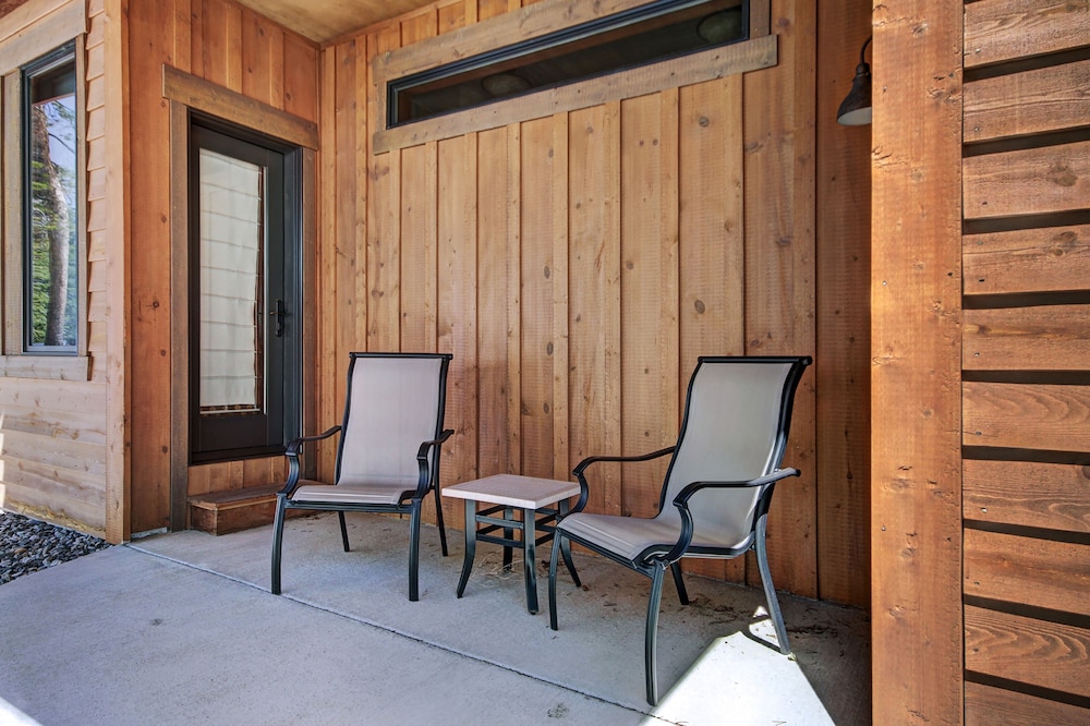 Lofty Fox Villa by RedAwning view 5