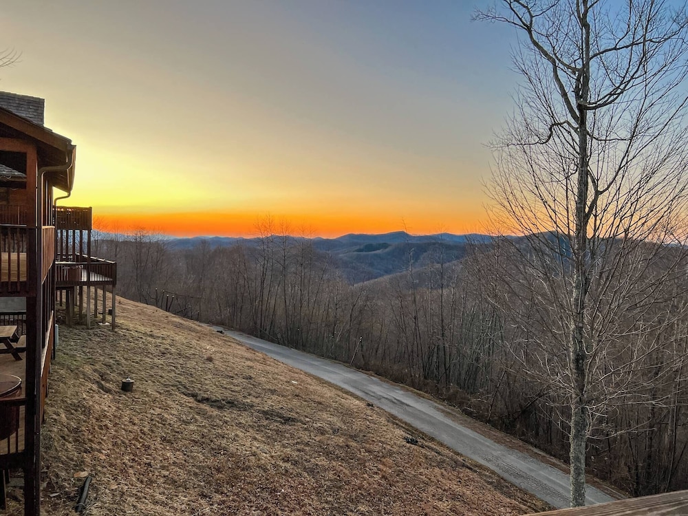 3 Kings 4 Bunks-sleeps 10-smart TV X6-parking out Front-full Kitchen-hot Tub