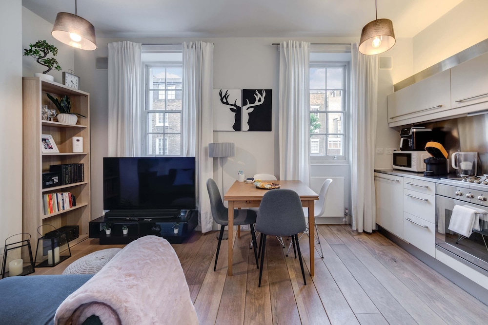 The Foxhole - Fitzrovia - by Frankie Says
