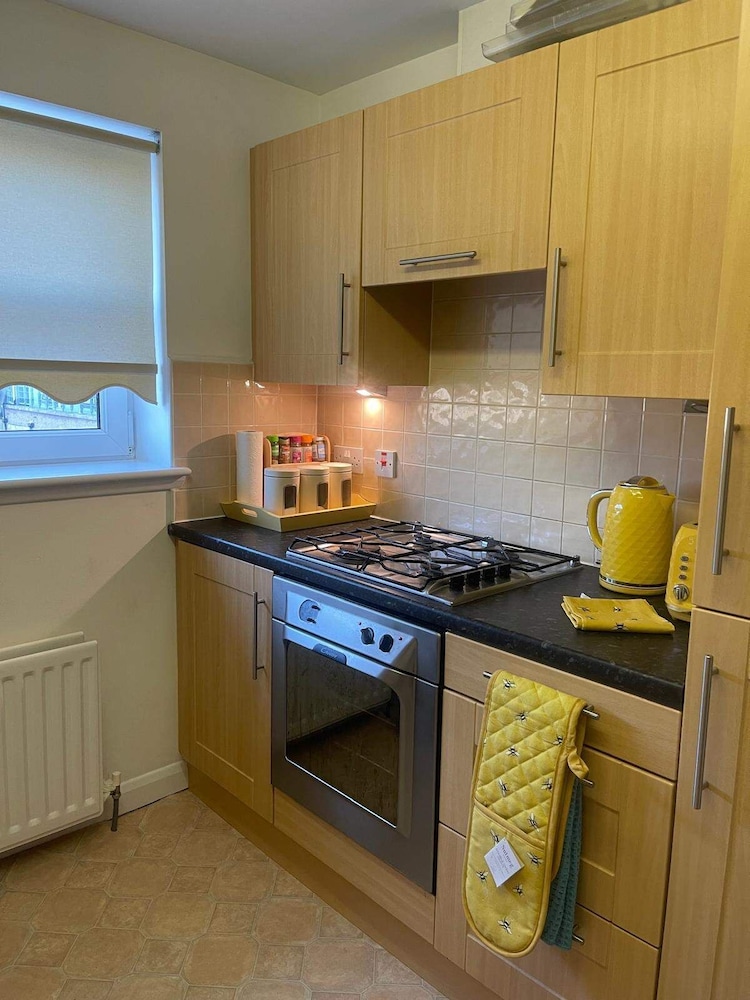 3 Bed Flat - Sleeps 6 - Parking - Wifi