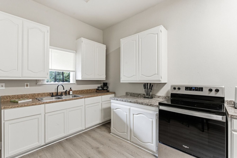 Bright 2BR Duplex Mins to Downtown San Antonio