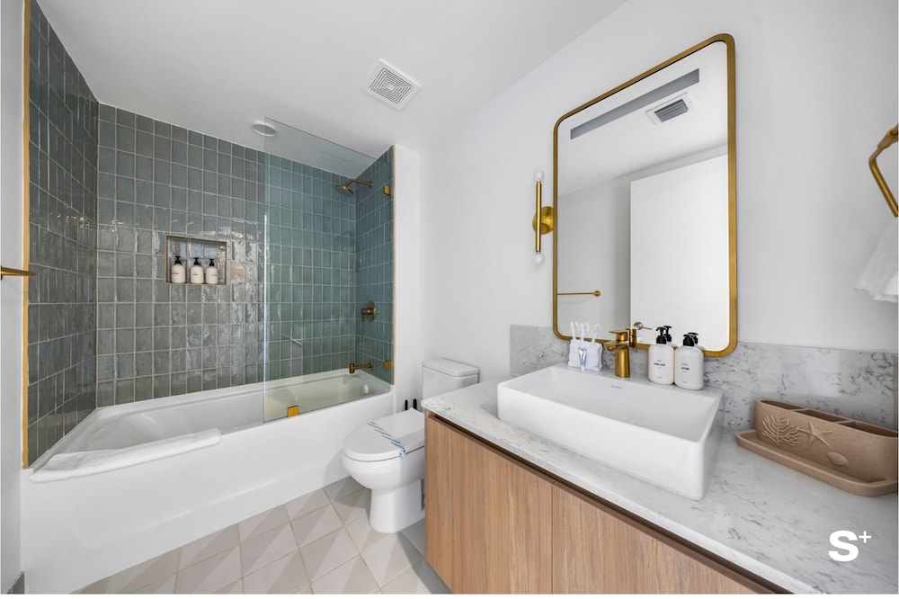Luxury Downtown 2 BR with Skyline View