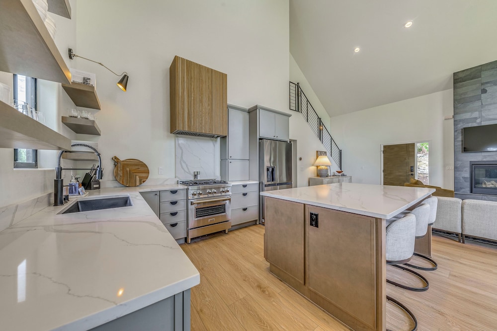Sierra Blanca Views: New-build Cabin in Ruidoso