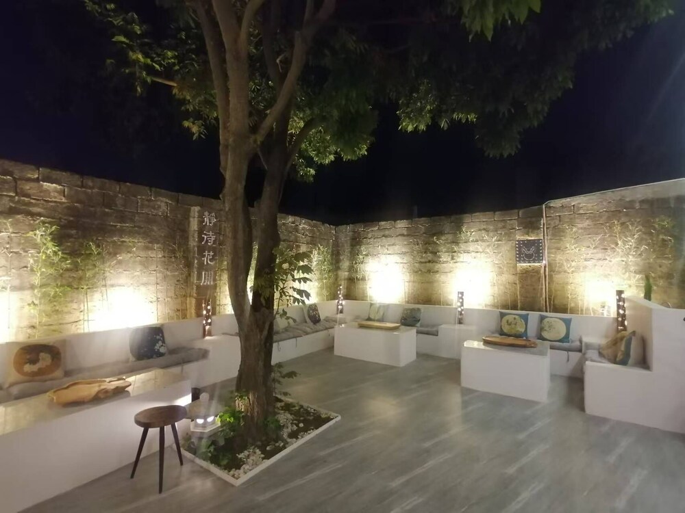 Serenity Courtyard Hotel