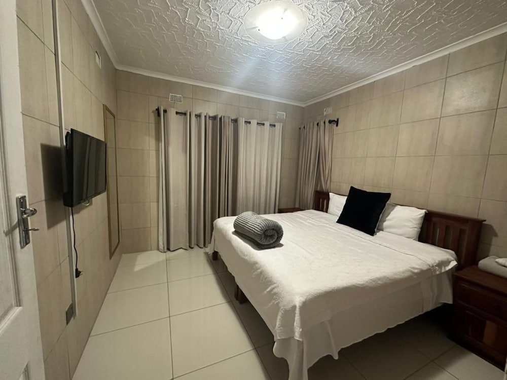 Lovely 3 bed in Selborne Park With Pool - 2234