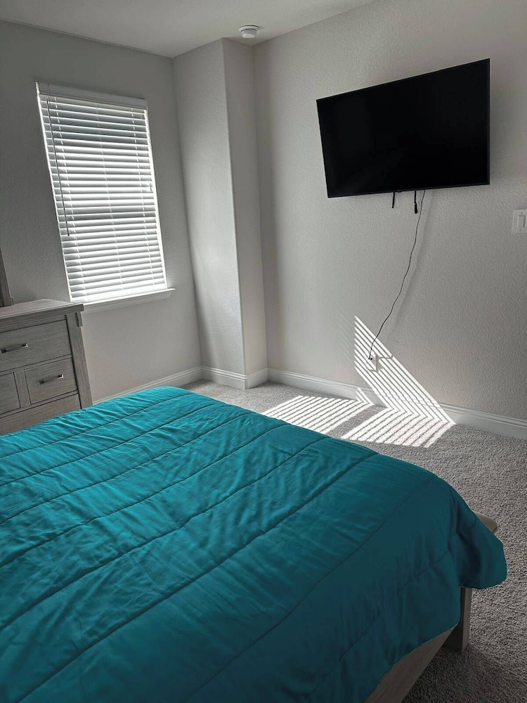 Spacious 2Br w/ Fireplace - Sleeps 4 - Bbq - Lake