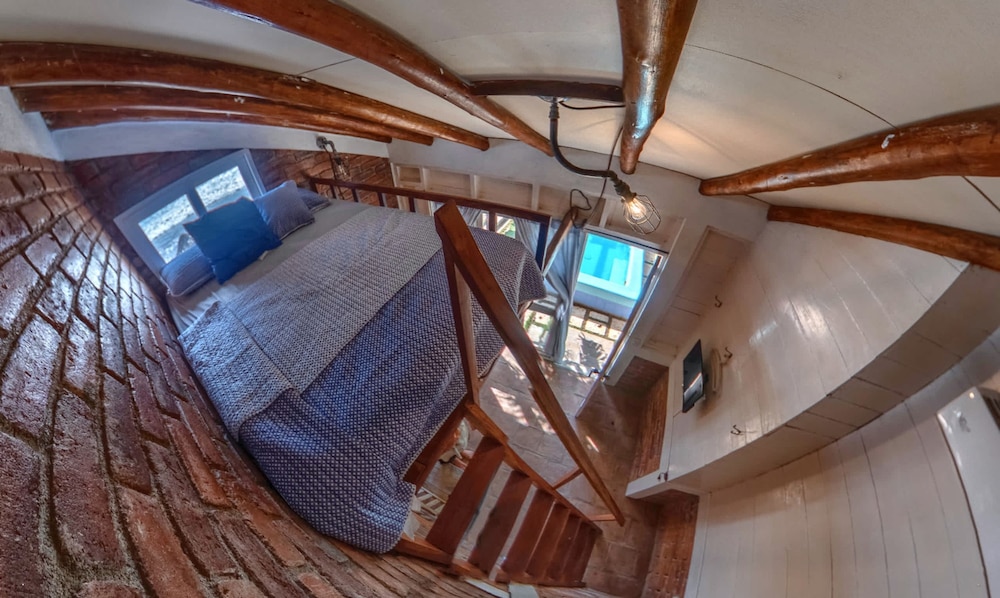 Beachfront 1-of-a-kind House w AC Pool Wifi ATV