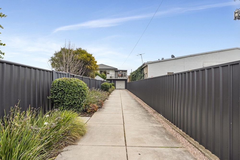 3-bed Campbelltown Stay With Private Balcony