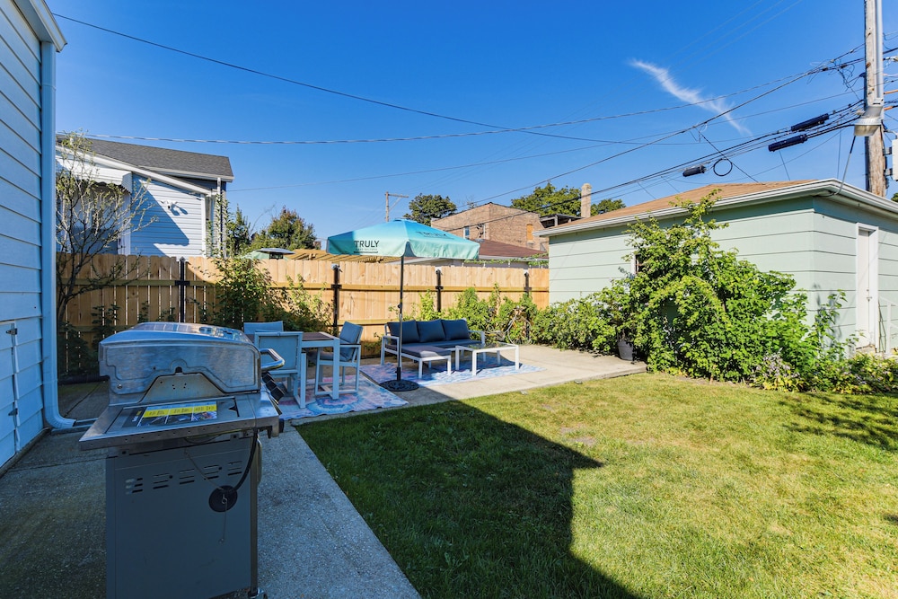 2 Mi to Logan Square: Pet-friendly Unit w/ Yard!