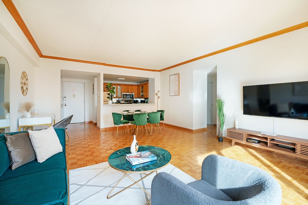 Contemporary 2 Bed 2 Bath Apt Bright and Sunny