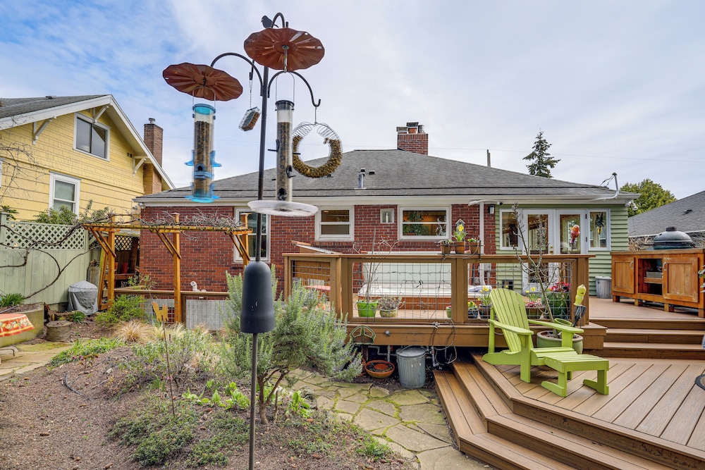 6 Mi to Dtwn Seattle: Walkable Home w/ Hot Tub