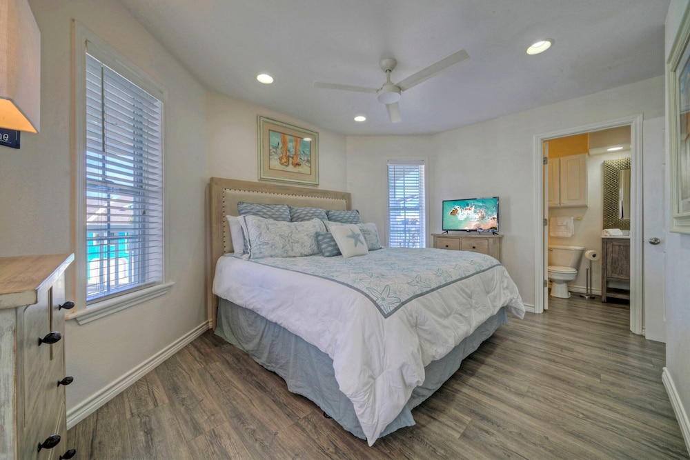 Holiday Beach House by Avantstay Pool + Beach view 4