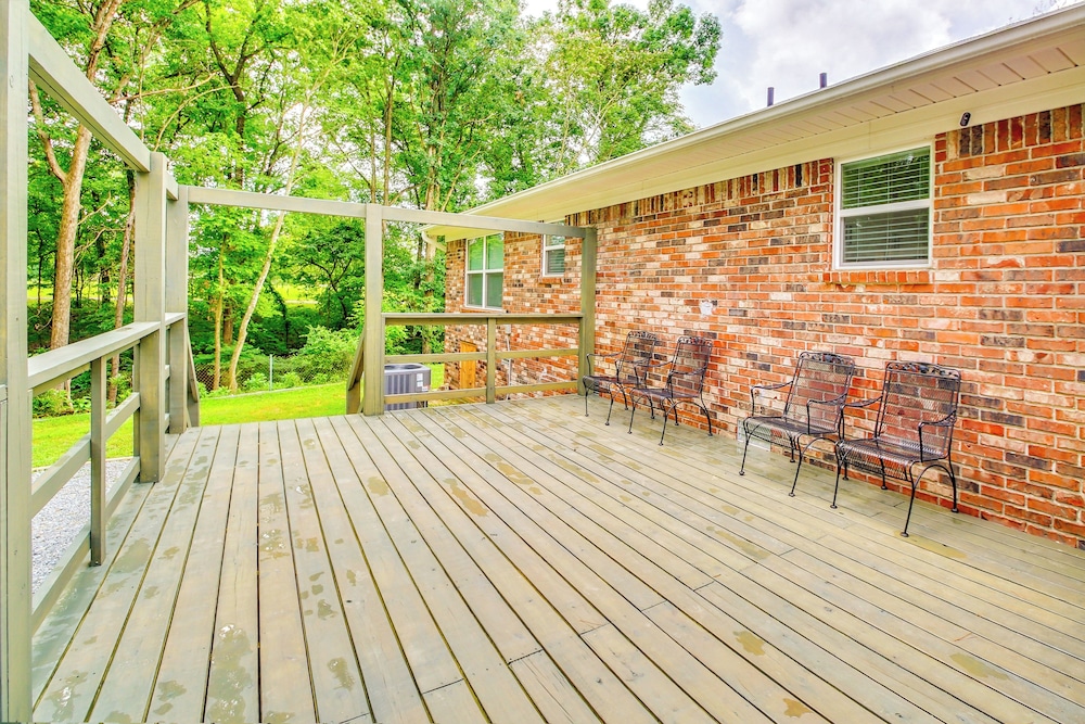 6 Mi to Dtwn: Hot Springs Abode w/ Yard!