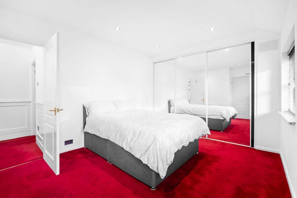 Stunning 2-bed House in Birmingham view 3