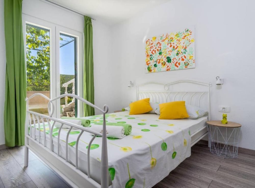 Tranquil Oasis Holiday Home Primorski Dolac With Pool
